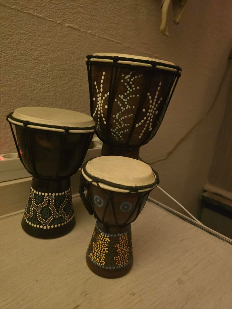 Nieuwe djembees uit Kenia, handbeschilderd, Muziek en Instrumenten, Percussie, Ophalen of Verzenden, Nieuw, Trommel