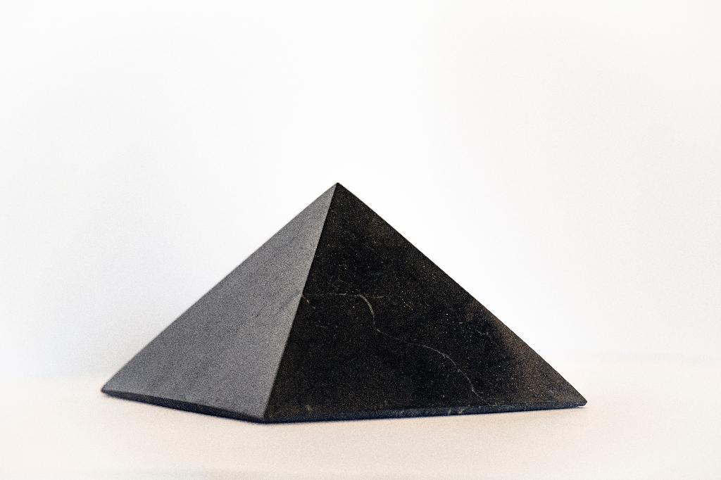 Shungiet pyramide groot, Ophalen of Verzenden, Mineraal