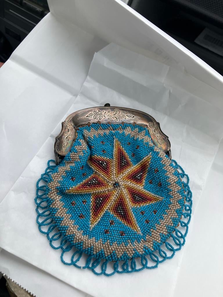 Antieke kralen beursje met zilveren montuur, Antiek en Kunst, Ophalen of Verzenden, Dames