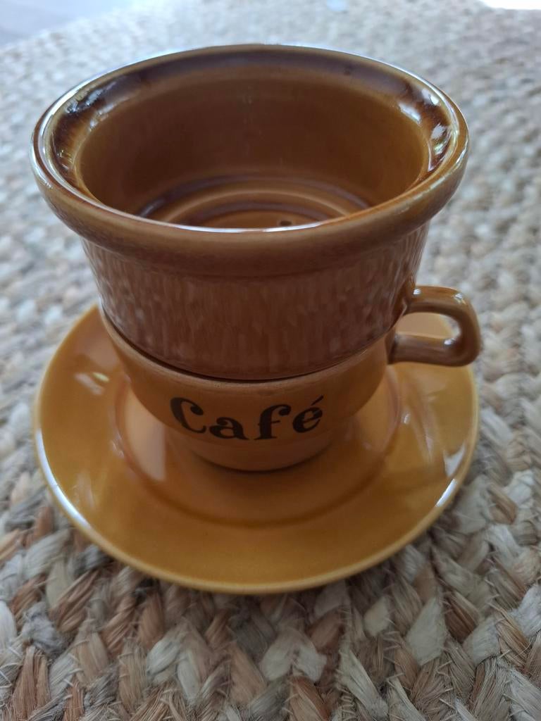 Vintage Okergele Koffiezetter met Kop en Schotel, Ophalen of Verzenden, Overige stijlen, Kop(pen) en/of Schotel(s)
