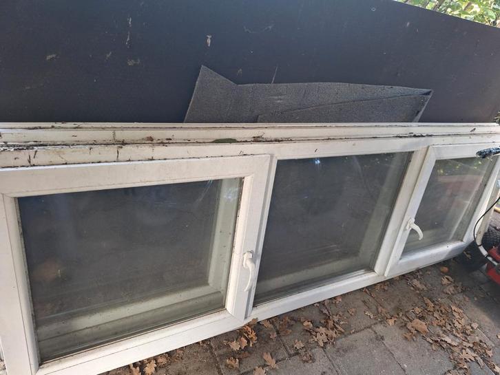 Twee kunststof draai-kiep kozijnen met glas, Doe-het-zelf en Verbouw, Kozijnen en Schuifpuien, Gebruikt, Raamkozijn, Kunststof