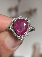 Zilveren ring met een peer geslepen robijn, Ophalen of Verzenden, Zo goed als nieuw, 17 tot 18, Dame
