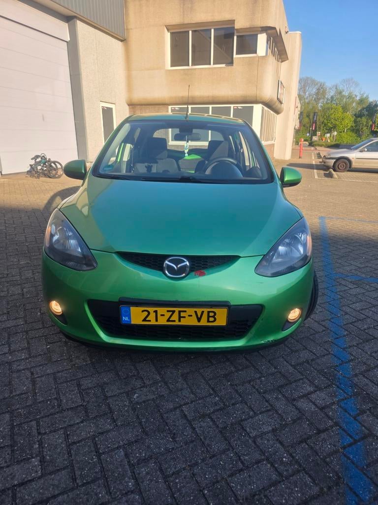 Mazda 2 S-VT 1.3 63KW GROEN 5DRS LUXE ELEK RAMEN STOELVERW, Auto's, Voorwielaandrijving, Stof, 4 cilinders, Stoelverwarming
