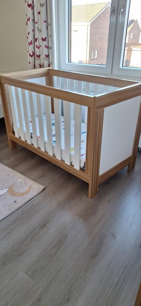 Mooie babykamer, bedje, commode en kas., Kinderen en Baby's, Kinderkamer | Complete kinderkamers, Ophalen, Zo goed als nieuw, Jongetje of Meisje