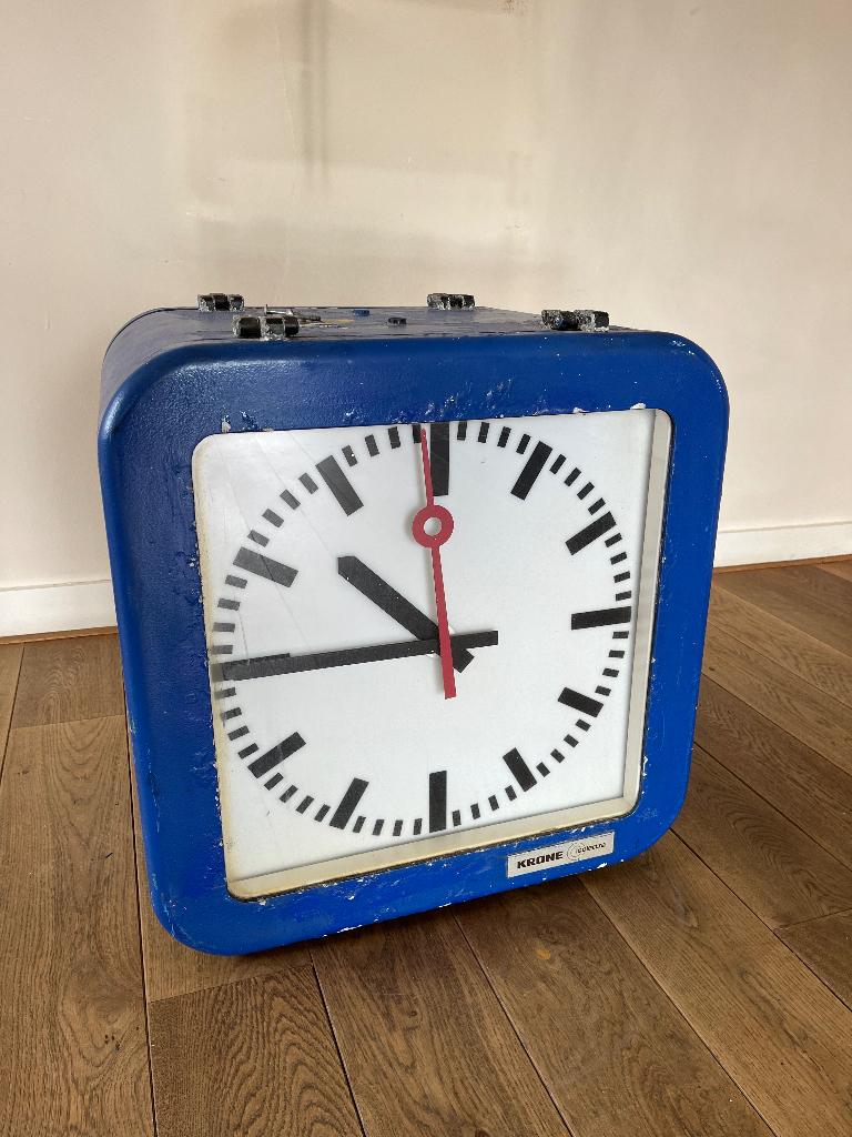 Dubbelzijdige NS stationsklok, paronklok, Ophalen