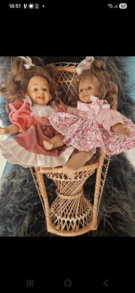 Twee vintage poppen in rieten stoel barok stijl, Ophalen of Verzenden