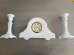 Wit porseleinen klok met twee kandelaars, Ophalen, Keramiek of Aardewerk