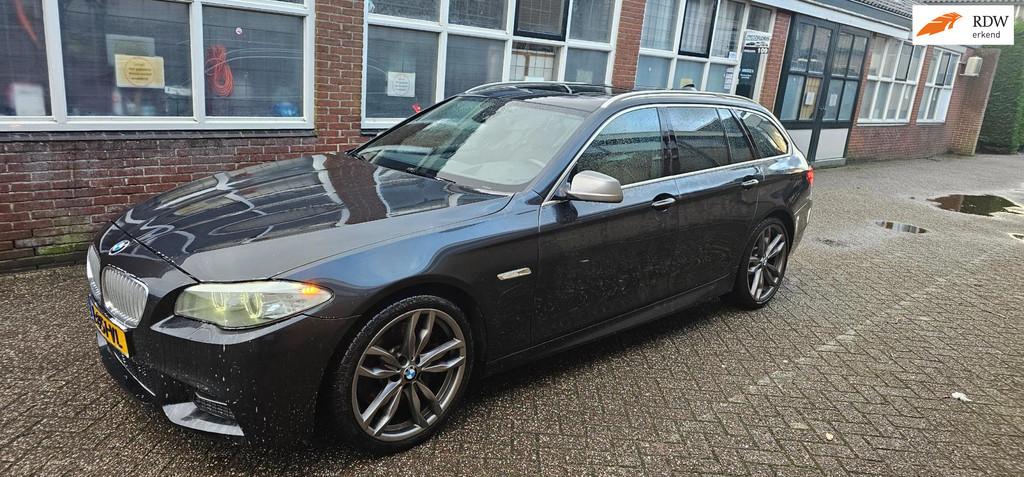 BMW 5-serie Touring M550xd KETTING HOORBAAR diverse gebreken, Auto's, Automaat, Gebruikt, Euro 6, 2993 cc