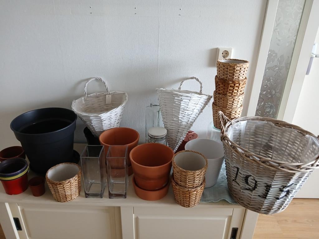 Diverse bloempotten, vazen en manden - complete set, Tuin en Terras, Ophalen of Verzenden, Rond, Balkon, Minder dan 30 cm