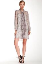 Diane von Furstenberg Jezebel chiffon snake dress, Nieuw, 38, Maat 38/40 (M), Nieuw, Ophalen of Verzenden, Grijs