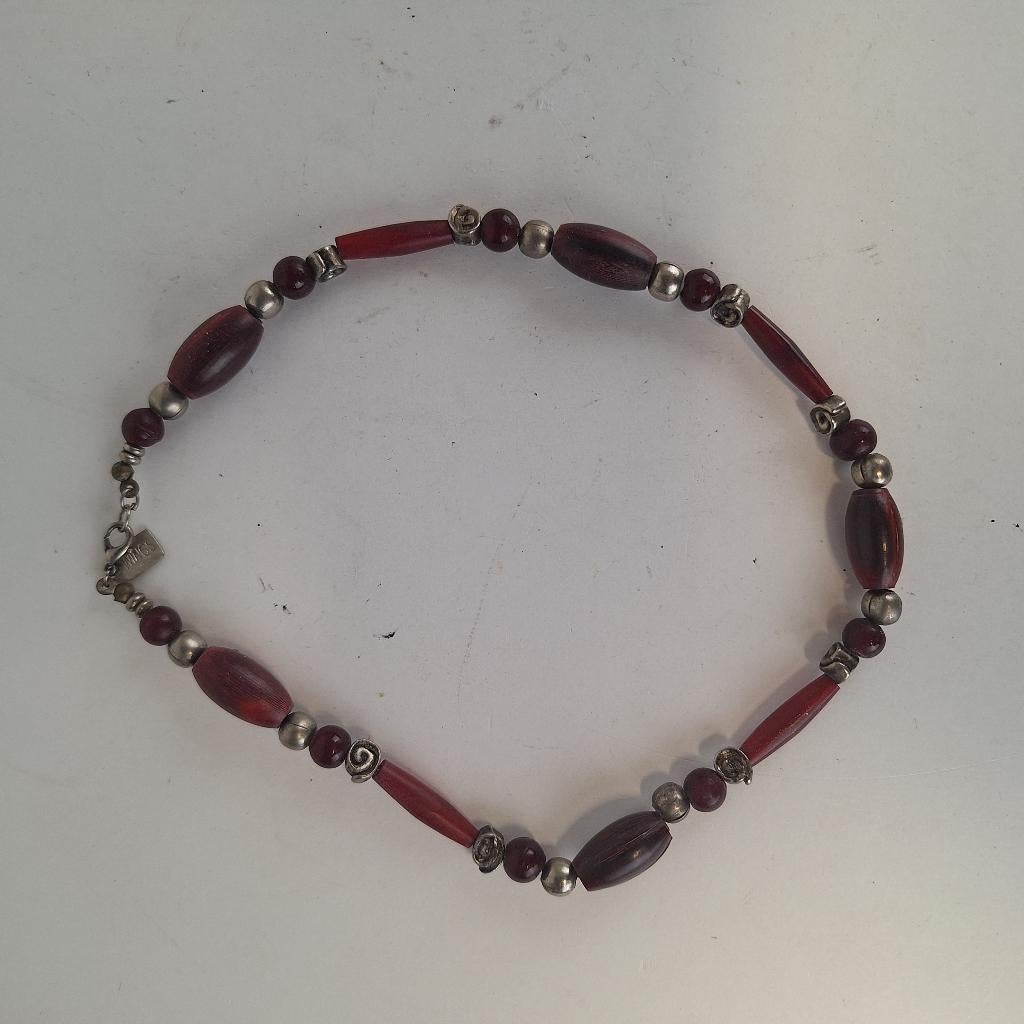 Korte bordeauxrode-zwart-zilveren kralenketting, Sieraden, Tassen en Uiterlijk, Kettingen, Ophalen of Verzenden, Zo goed als nieuw