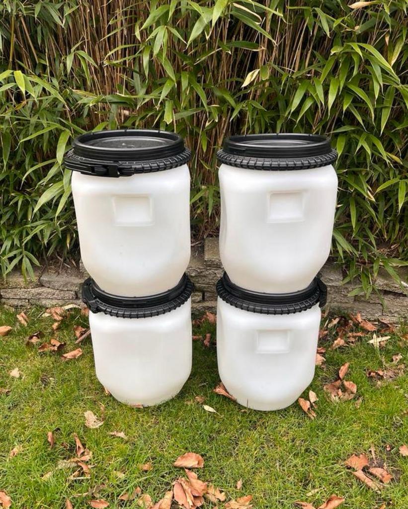 2 stuks Voerton deksel en sluitring +- 25 liter kunststof, Dieren en Toebehoren, Dierenvoeding, Ophalen of Verzenden