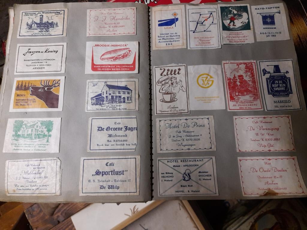 Verzameling oude Nederlandse suikerzakjes in plakboek, Ophalen of Verzenden