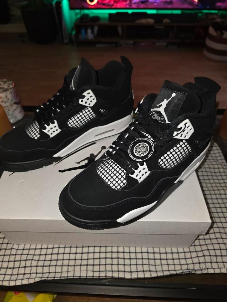 Nike Air Jordan 4 Retro | White Thunder | 44.5 NIEUW IN DOOS, Kleding | Heren, Schoenen, Nieuw, Sneakers of Gympen, Zwart, Ophalen of Verzenden