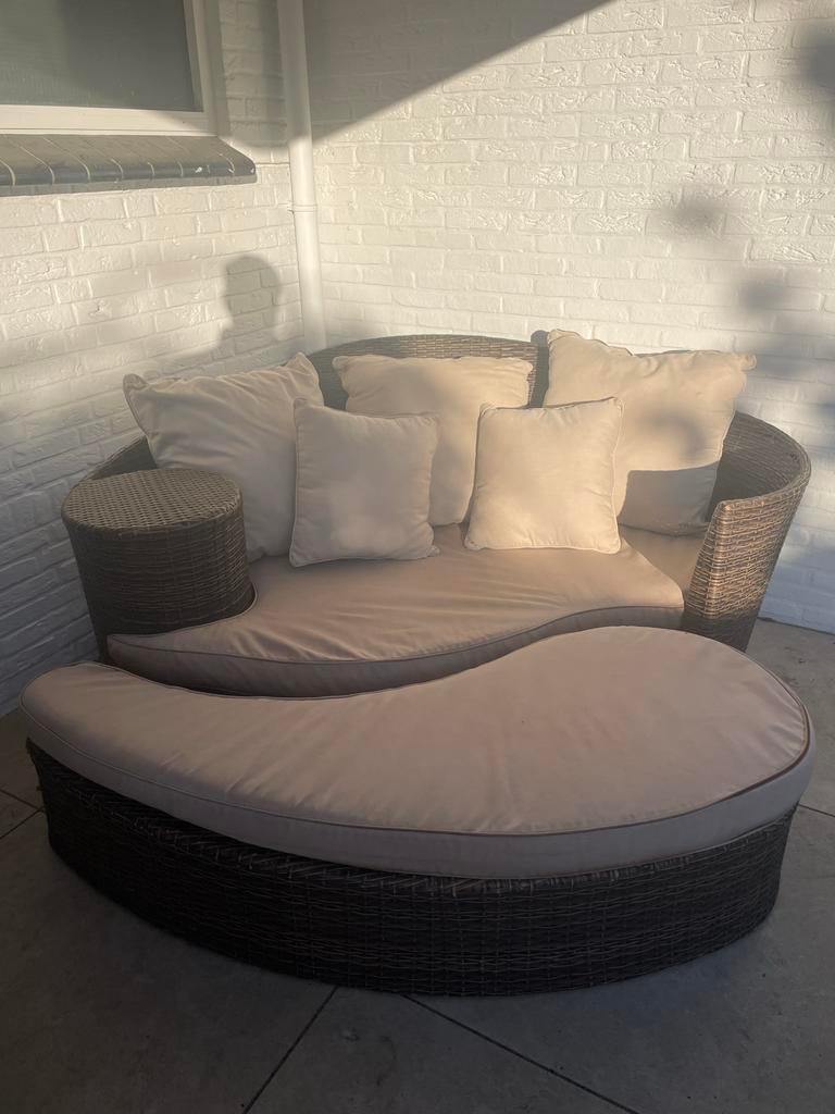 Halfronde buitenbank met voetenbank MOET VRIJDAG WEG, Tuin en Terras, Tuinsets en Loungesets, Ophalen, Gebruikt, 3 zitplaatsen