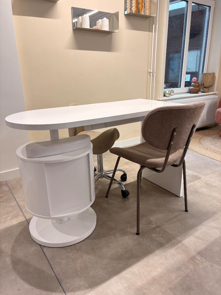 Bureau/ manicure tafel, Ophalen, Zo goed als nieuw
