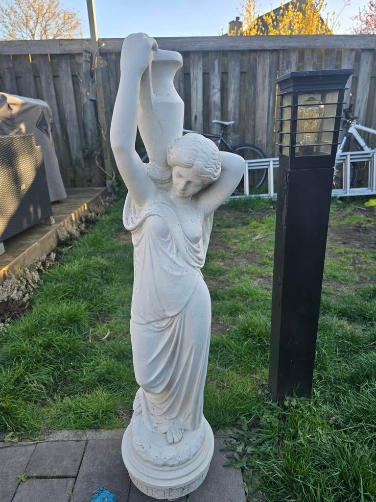 Beeld van vrouw met kruik, 1.04m hoog - Tuinfontein, Tuin en Terras, Tuinbeelden, Gebruikt, Mensenbeeld, Beton, Ophalen