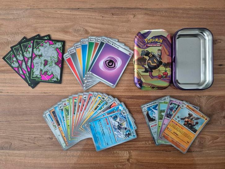 Pokemon bewaarblikje gevuld met 30 kaarten (4 glimmend), Hobby en Vrije tijd, Verzamelkaartspellen | Pokémon, Zo goed als nieuw