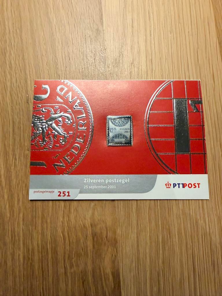Zilveren postzegel uit 2001 in postzegelmapje 251, Ophalen of Verzenden, Na 1940, Postfris