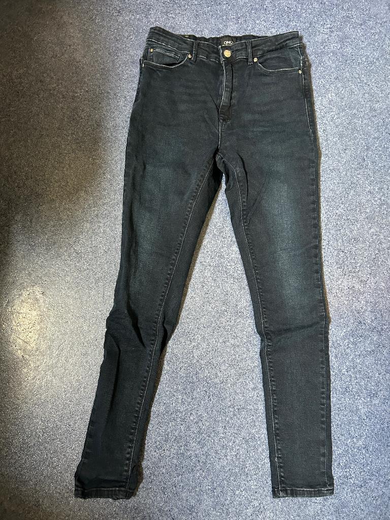 Only jeans skinny en stretch mt M/30 z.g.a.n. donkerblauw, Kleding | Dames, Spijkerbroeken en Jeans, Only, Zo goed als nieuw, W30 - W32 (confectie 38/40)