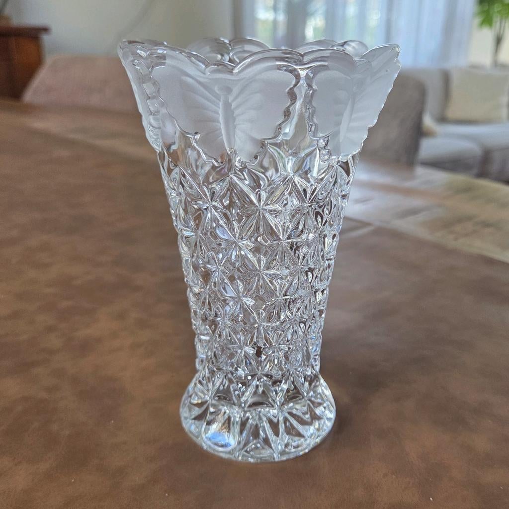 Kristallen vaasje met vlinders, Ophalen