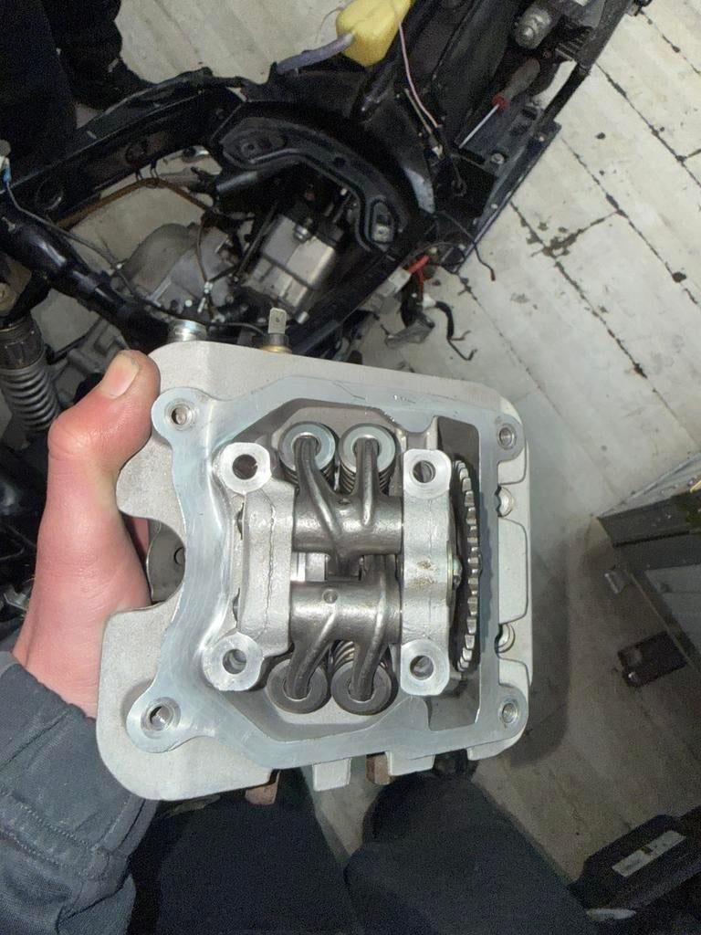 Piaggio 4takt 4 klepper cilinderkop, Ophalen