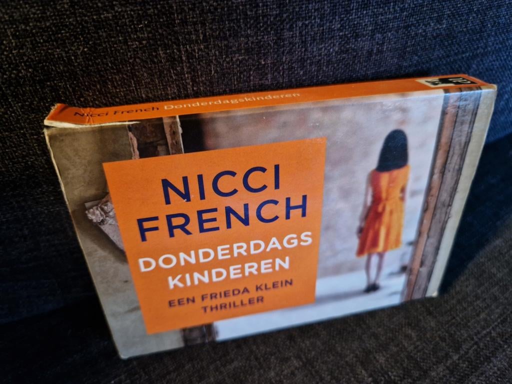 Dwarsligger 299: Donderdagskinderen - Nicci French, Boeken, Ophalen of Verzenden, Gelezen, Nicci French