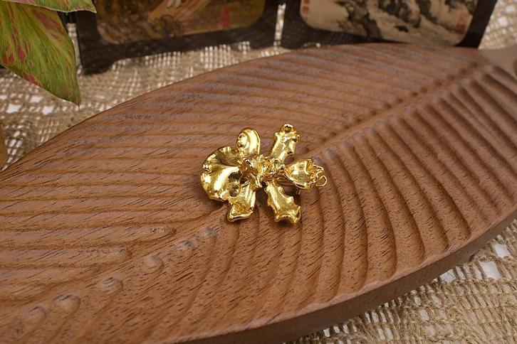 Orchidee broche - AL.P01.D2/6, Sieraden, Tassen en Uiterlijk, Broches, Zo goed als nieuw, Overige materialen, Goud, Verzenden