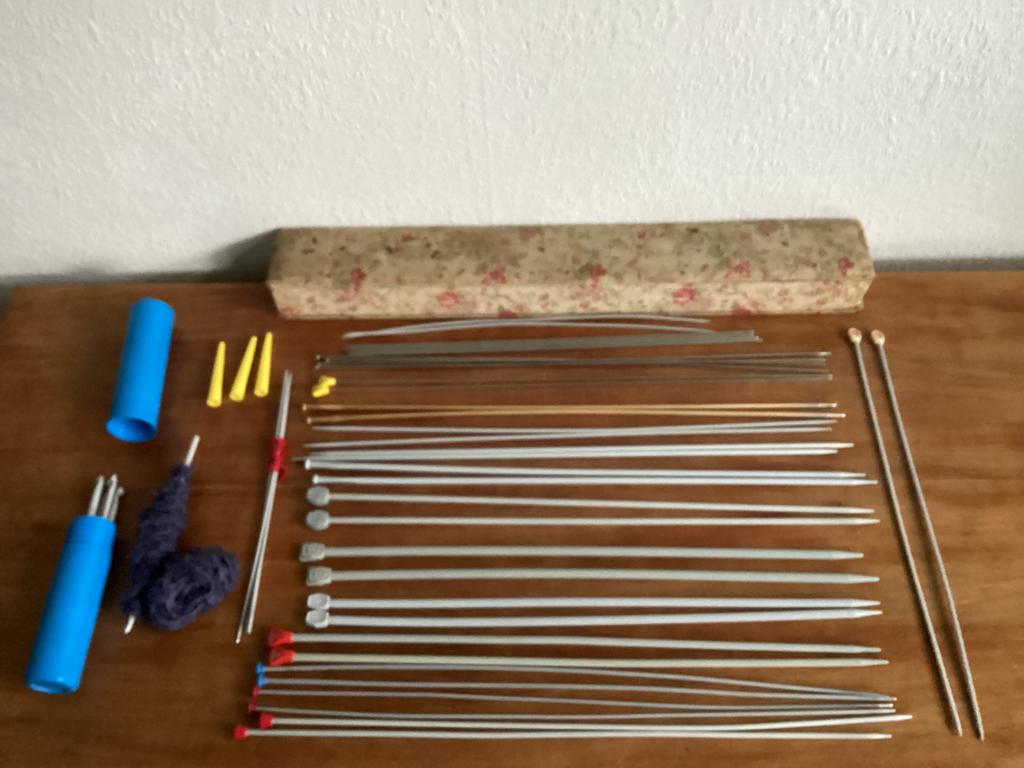 brei en haaknaalden in box, Ophalen of Verzenden, Zo goed als nieuw