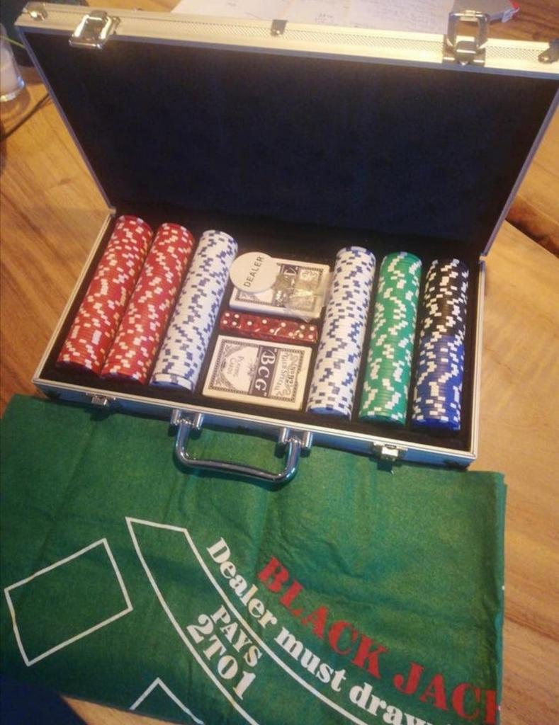 Aluminum pokerfiches koffer met blackjack mat, Vijf spelers of meer, Ophalen of Verzenden, Zo goed als nieuw