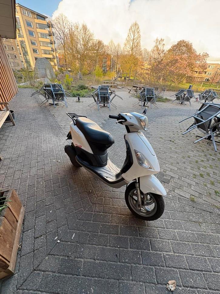 Piaggio FLY 172 cc stage 1, Fietsen en Brommers, Scooters | Piaggio, Zo goed als nieuw, Zip, Benzine, Ophalen