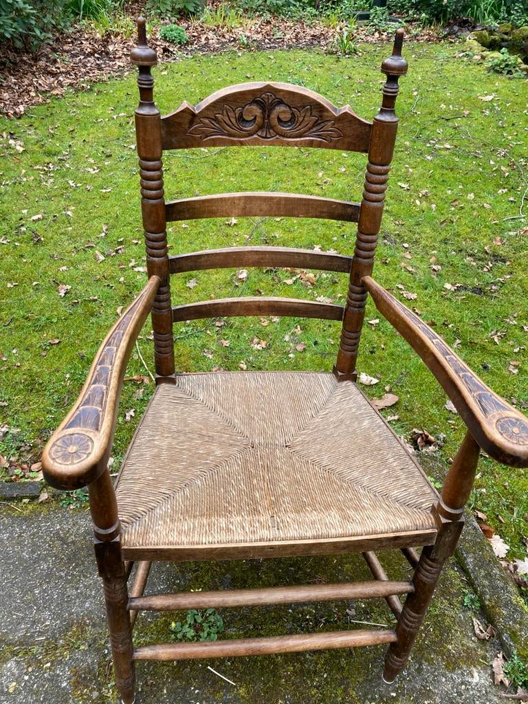 Twee antieke stoelen  rieten zitting, bewerkte armleuning, Ophalen