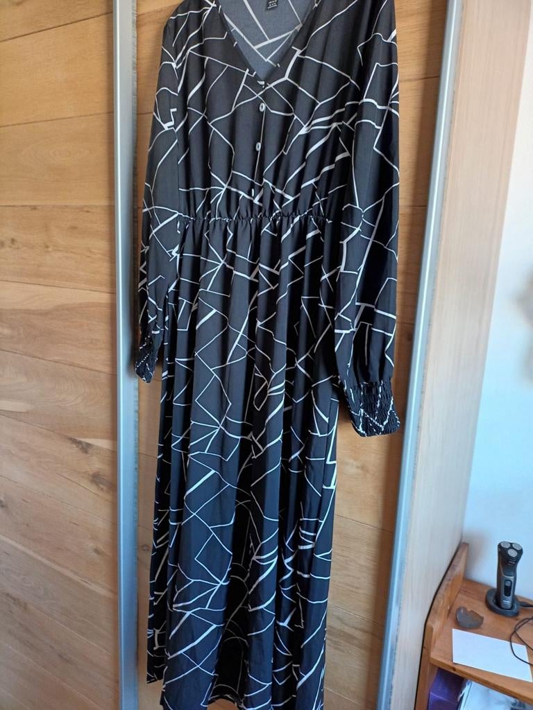 Zwart-witte jurk met geometrisch patroon. Shein. Maat xl, Ophalen of Verzenden