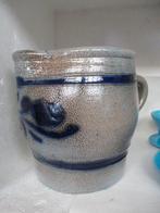 Kan, keuls, 1 liter met bloem em ringen hoog 14 cm, Antiek en Kunst, Antiek | Keramiek en Aardewerk, Ophalen of Verzenden