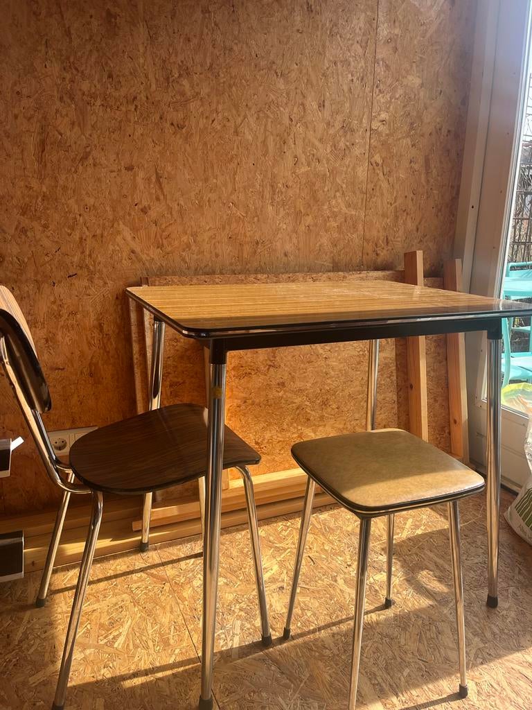 Vintage Formica Tafel met 2 Stoelen en Kruk, Huis en Inrichting, Tafels | Eettafels, Kunststof, Gebruikt, Ophalen of Verzenden