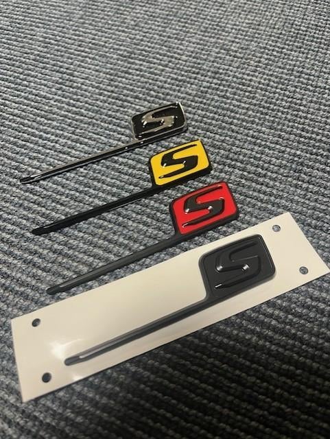 mercedes amg _S embleem -S logo w205 w213 w177 a45 c63 e63, Auto diversen, Tuning en Styling, Ophalen of Verzenden