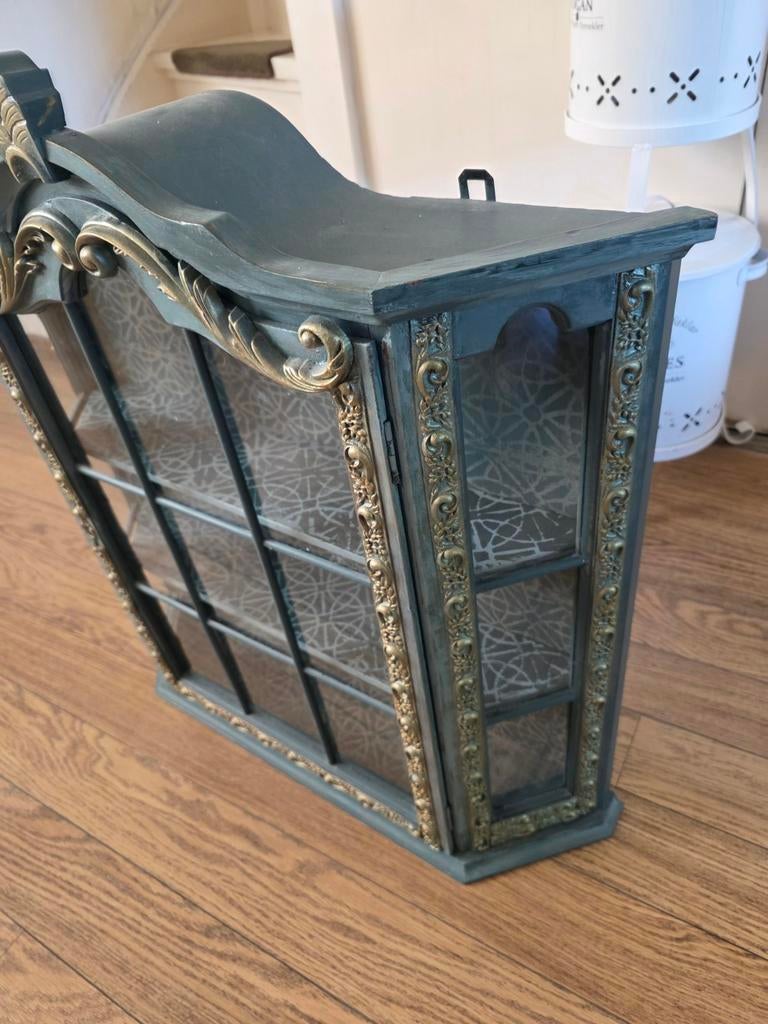 Decoratieve wandkast in barokstijl, Ophalen