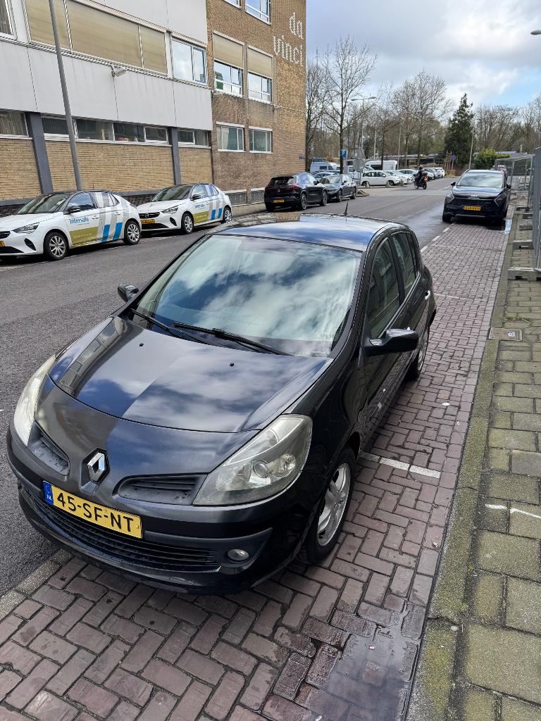 Renault Clio 1.4 16V 72KW Auth 5-DRS E4 2005 Zwart, Auto's, Voorwielaandrijving, 4 cilinders, Airconditioning, Zwart