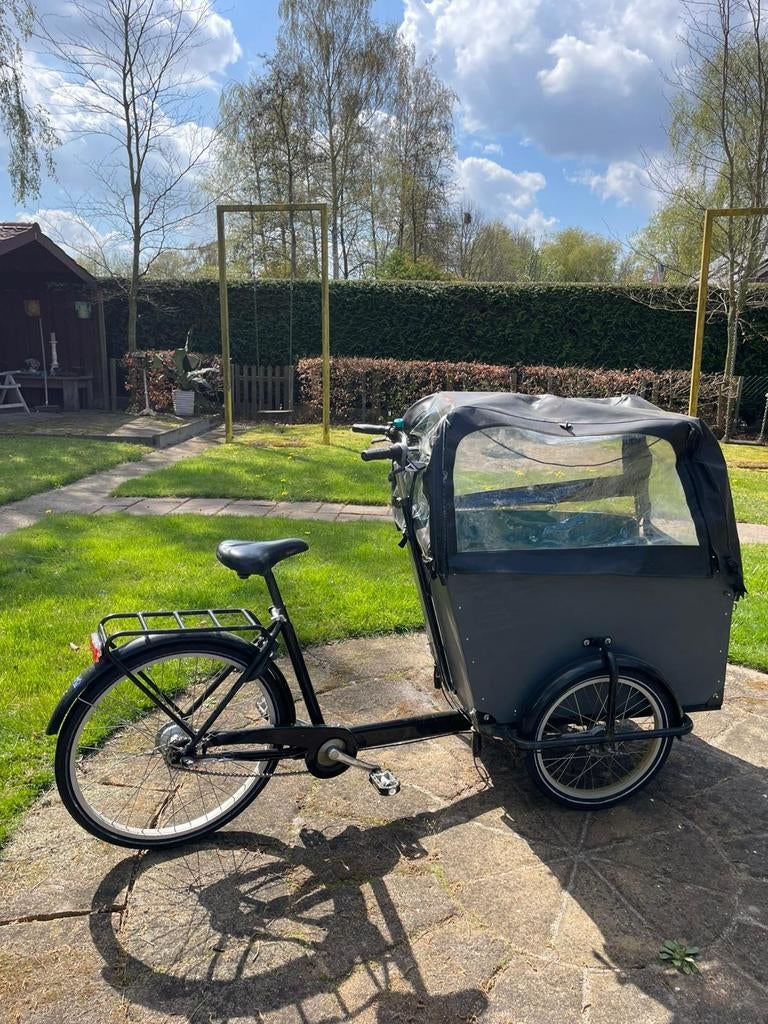 Zwarte babboe bakfiets met kap 28 inch, Fietsen en Brommers, Fietsen | Bakfietsen, Ophalen, Gebruikt, 2 kinderen