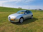 Alfa Romeo 147 1.6 T.spark 16V 77KW 3DR 2004 Grijs, Auto's, Voorwielaandrijving, Stof, Elektrische ramen, Zwart