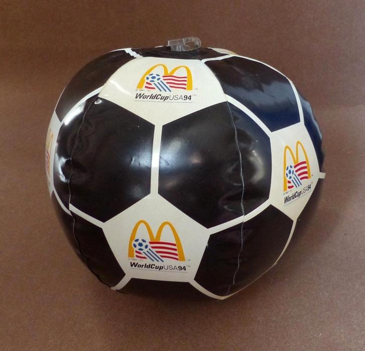 WK voetbal Worldcup USA 1994 opblaasbare voetbal McDonald's, Verzamelen, Poppetjes en Figuurtjes, Gebruikt, Ophalen of Verzenden