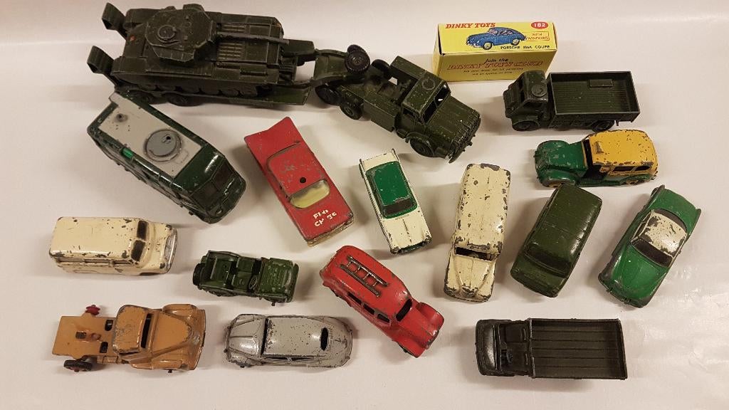 17 x Dinky Toys en Corgi Toys modelauto’s., Ophalen of Verzenden, Gebruikt, Auto, Dinky Toys