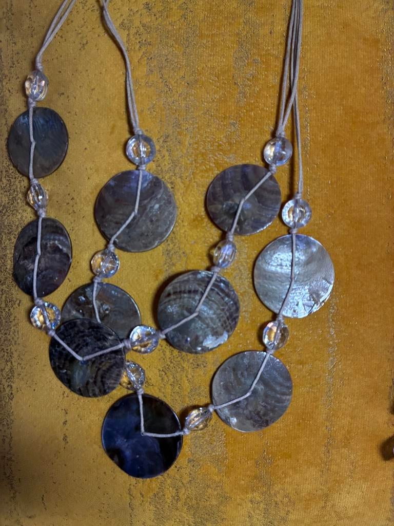 Behave Korte Ketting met Schelphangers en Facetgeslepen Kral, Sieraden, Tassen en Uiterlijk, Kettingen, Gebruikt, Overige kleuren