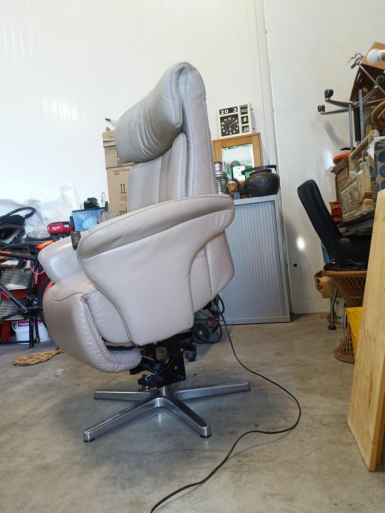 Leren relaxfauteuil/ staopstoel met elektrische verstelling, Gebruikt, Modern, Comfort, Ophalen of Verzenden, 75 tot 100 cm