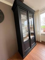 Zwarte vitrinekast met glazen deuren en espagnoletsluiting, Huis en Inrichting, Kasten | Kledingkasten, Ophalen, Gebruikt, 100 tot 150 cm