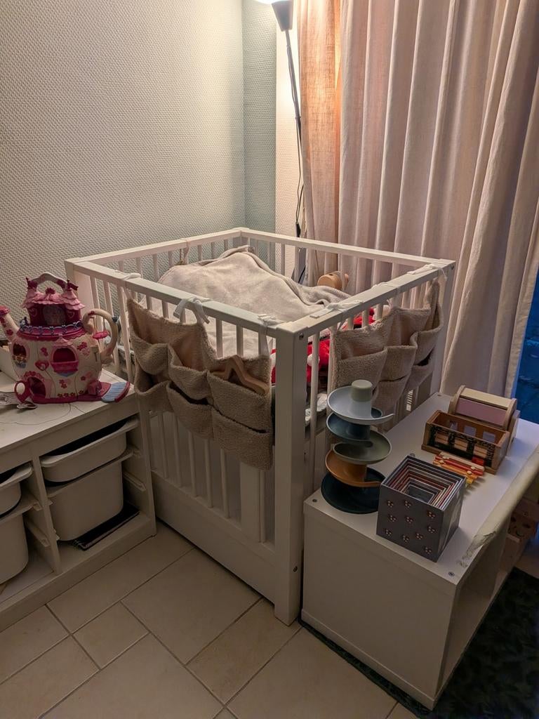 Witte houten baby box, Ophalen, Gebruikt, Rechthoekig, In hoogte verstelbaar