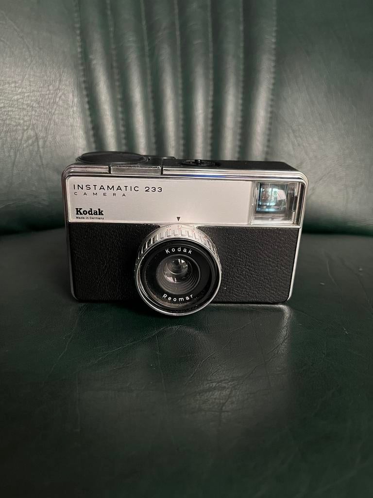Kodak 233 Instamatic Camera, gemaakt in Stuttgart, Duitsland, Compact, ?, Zo goed als nieuw, Kodak