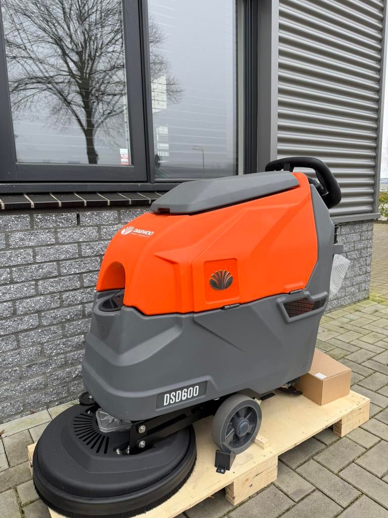Nieuwe Daewoo DSD600 vloer schrobmachine professioneel, Doe-het-zelf en Verbouw, Reinigingsmachines, Ophalen, Zo goed als nieuw