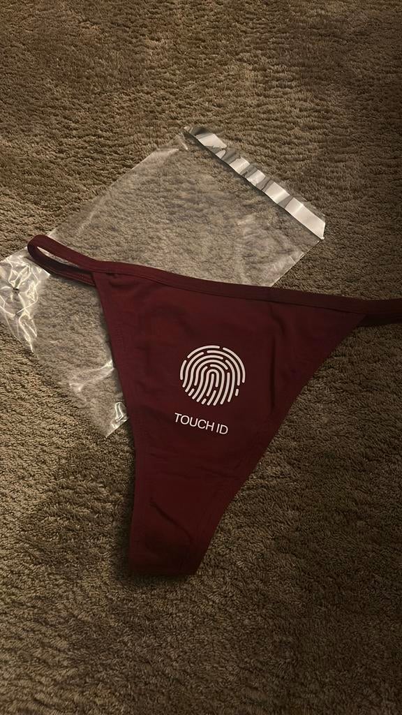 Super leuke string met opdruk Maat m Kleur wijnrood Nieuw, Kleding | Dames, Ondergoed en Lingerie, Ophalen of Verzenden, Rood