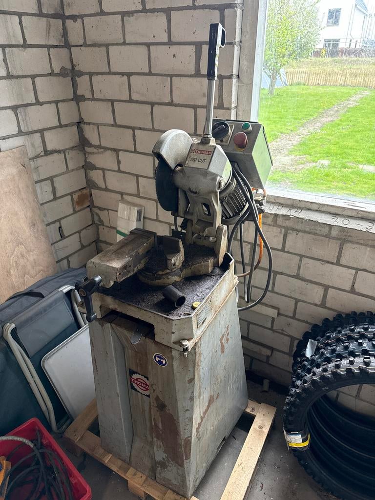 Thomas 250 cut metaal afkortzaag met 3 extra zaagbladen, Doe-het-zelf en Verbouw, Gereedschap | Zaagmachines, Ophalen, Gebruikt